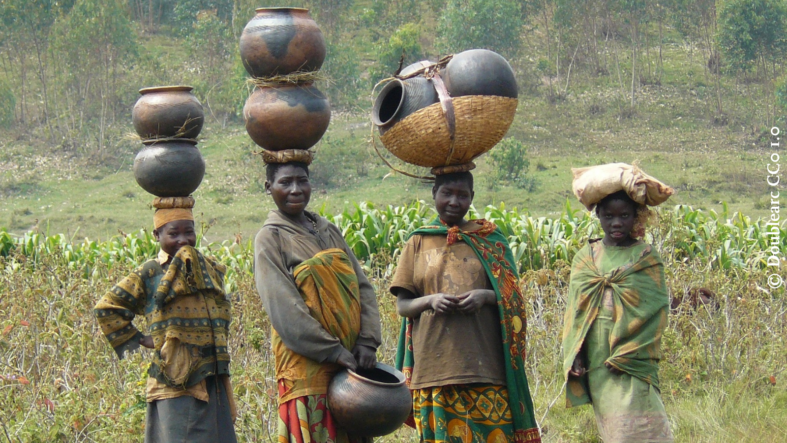Batwa-Frauen im Dorf Kiganda (Muramvya-Provinz) mit traditionellen Krügen. Foto: Doublearc CC0 1.0