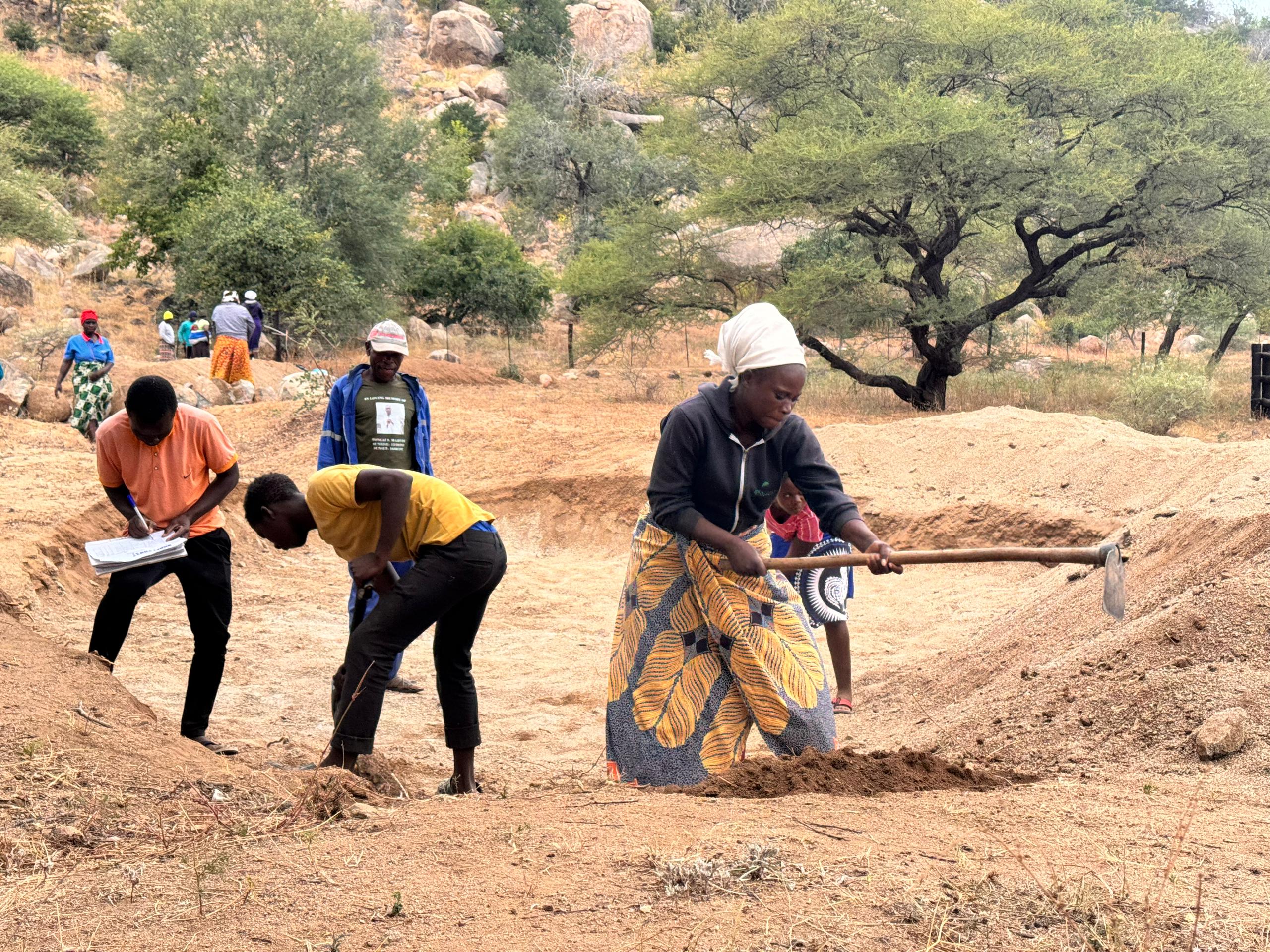 Gemeinsam Gräben graben in Chimanimani