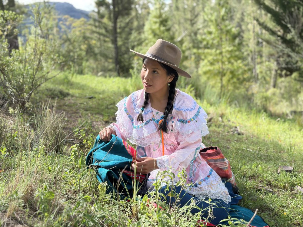 Vorbereitung in Cajamarca: Carmen bindet ihren Aguayo, das traditionelle Tragetuch der Quechua-Gemeinden, als Tasche für den bevorstehenden Auftritt. Foto: Daniela Ramirez F.