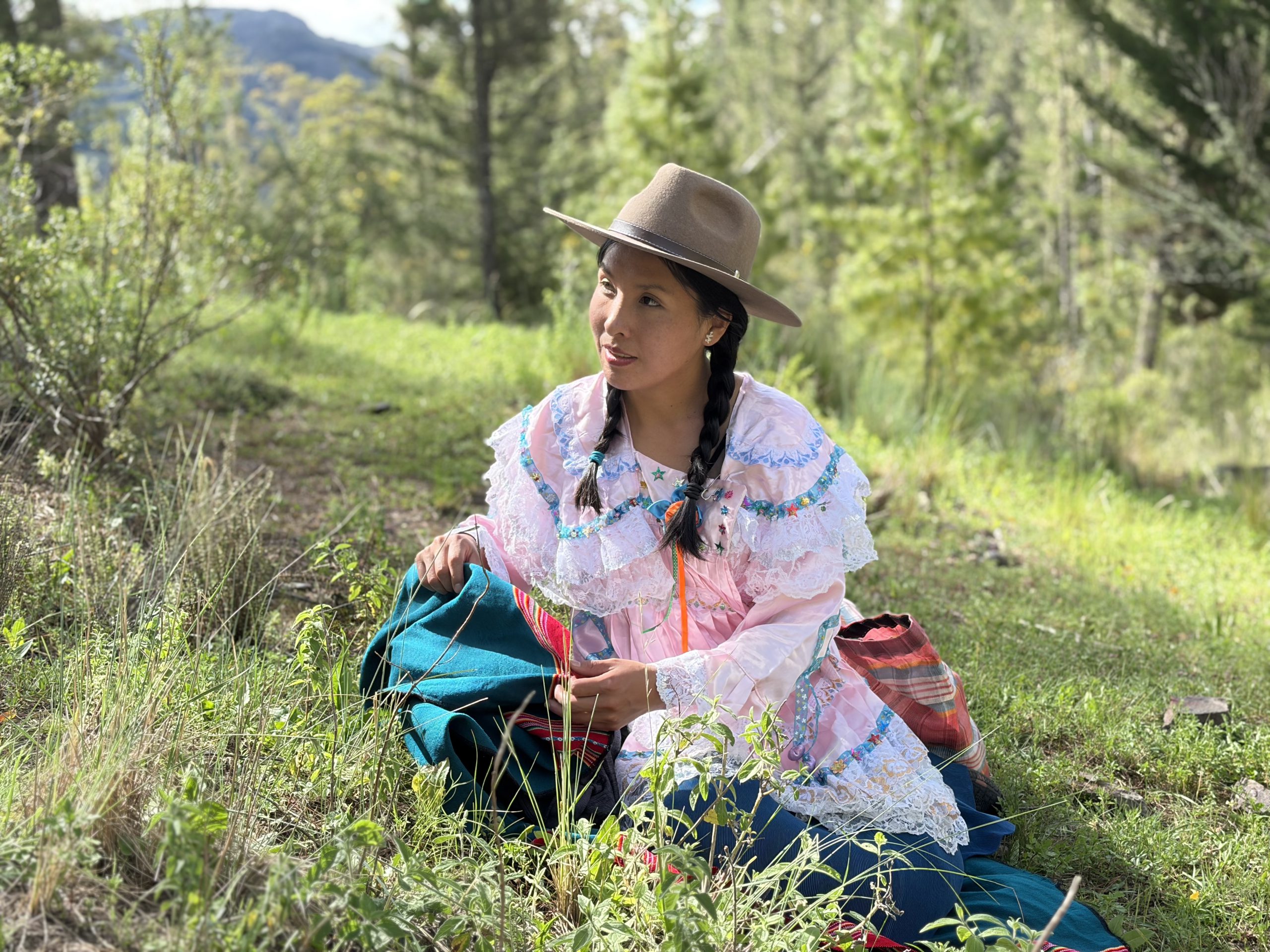 Vorbereitung in Cajamarca: Carmen bindet ihren Aguayo, das traditionelle Tragetuch der Quechua-Gemeinden, als Tasche für den bevorstehenden Auftritt. Foto: Daniela Ramirez F.