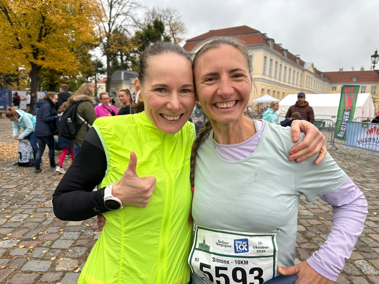 Immer sportlich dabei: Nadine und Simone beim Berliner Marathon 2025