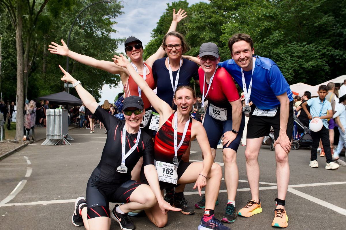 Das TeamForPeace hat den Fitness-Triathlon erfolgreich gemeistert. Jetzt gilt es, gemeinsam das Spendenziel für das Sommercamp zu erreichen. Foto: Michael Hellenbach.