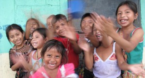 Fröhliche Kinder in Guatelemala: Unsere Bildungsarbeit möchte Menschen dabei unterstützen, ihre Fähigkeiten zu entfalten.