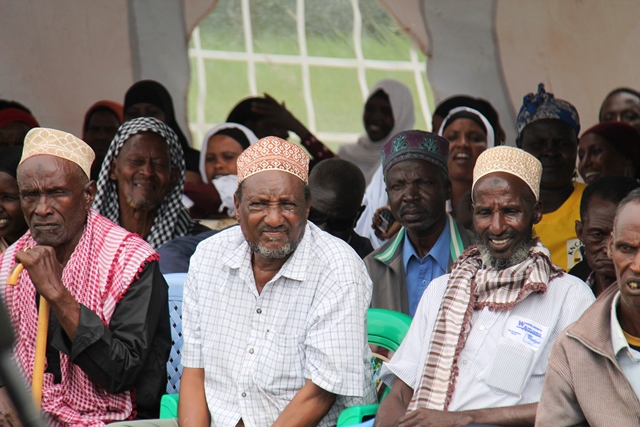 Kenia: Ältere folgen den Feierlichkeiten zum internationalen Tag der Menschenrechte in Isiolo