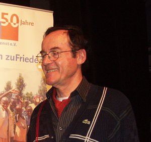 Rolf-Albert Schmitz lächelt. Als Stifter und Mitglied des Weltfriedensdienstes unterstützt er das Projekt COAJ- Menschenrechte für Indigene schon seit Jahren..