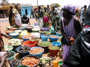 Frauen auf dem Gemüsemarkt: Im Senegal fördern wir nachhaltige Landwirtschaft, einer unserer Arbeitsansätze, um die Grundversorgung mit Nahrungsmitteln zu sichern.