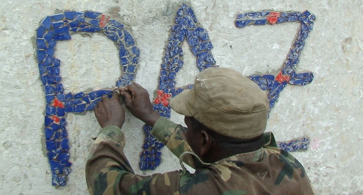 Soldat-schreibt-PAZ-an-oeffentlichen-Brunnen-Mom-ku-mom-DDCC-Guinae-Bissau