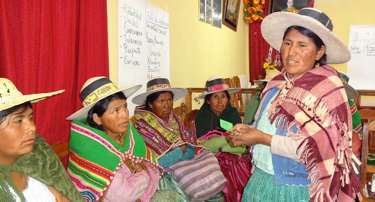 Indigene bolivianische Frauen im Workshop zu Konflikttransformation und Friedensarbeit in den Anden.