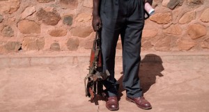 Ein Mann, der das Gewehr niederlegt in Burundi. Doch ohne die Einbindung der Menschenrechte kann Frieden auf die Abwesenheit körperlicher Gewalt eingeschränkt werden. 