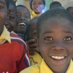 Katutura-Kinderprojekte: Waisenkinder in Namibia lachen in die Kamera