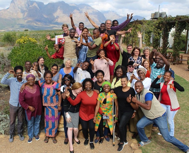 Etwa 30 AktivistInnen aus Ländern des südlichen Afrika und Deutschland posieren lachend für ein Gruppenbild